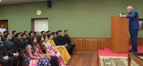 2020-ம் ஆண்டு பேட்ஜ் ஐஏஎஸ் அதிகாரிகள் மத்தியில் பேசிய குடியரசுத் துணைத் தலைவர் ஜெக்தீப் தன்கர்.
