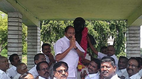 அண்ணா சிலைக்கு மாலை அணிவித்த தங்கமணி