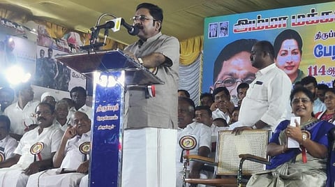 படவிளக்கம்: திருப்பூரில் இன்றிரவு நடந்த அமமுக பொதுக்கூட்டத்தில் பேசிய கட்சியின் பொதுச் செயலாளர் டிடிவி தினகரன் உள்ளிட்டோர், கூட்டத்தில் பங்கேற்றோர். 