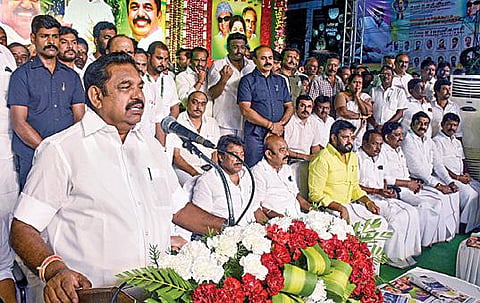 அதிமுக சார்பில் வடபழனி முருகன் கோயில் அருகில் நடைபெற்ற பேரறிஞர் அண்ணா 114-வது பிறந்தநாள் விழா பொதுக்கூட்டத்தில் இடைக்கால பொதுச்செயலர் பழனிசாமி பங்கேற்று உரையாற்றினார்.படம்: பு.க.பிரவீன்