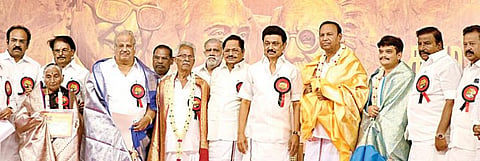 விருதுநகரில் நேற்று நடந்த திமுக மும்பெரும் விழாவில் அண்ணா விருதுபெற்ற கோயம்புத்தூர் இரா.மோகன், கருணாநிதி விருது பெற்ற திமுக பொருளா­ளர் டி.ஆர்.பாலு எம்.பி., பாவேந்­தர் பாரதிதா­சன் விருது பெற்ற புதுச்­சேரி சி.பி.திருநா­வுக்­க­ரசு, பேரா­சிரி­யர் விருதுபெற்ற குன்­னூர் சீனிவா­சன், பெரியார் விருது பெற்ற சம்பூர்ணம் சாமிநாதன் ஆகியோருடன் முதல்வர் ஸ்டாலின் மற்றும் அமைச்சர்கள்.      படம்: ஜி.மூர்த்தி