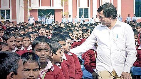 கலிங்கா சமூக அறிவியல் நிறுவனத்தில் பயிலும் குழந்தைகளுடன் அதன் நிறுவனர் அச்யுதா சமந்தா.