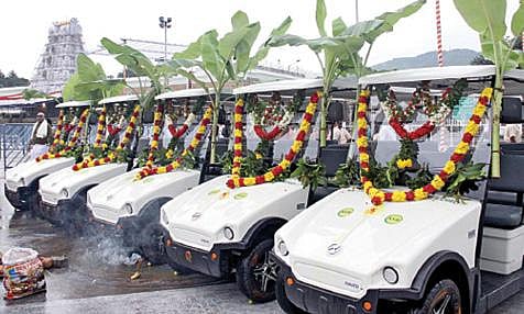 திருப்பதி ஏழுமலையான் கோயிலுக்கு நேற்று கரூர் வைஸ்யா வங்கி சார்பில் ரூ.30 லட்சம் செலவில் 5 பேட்டரி கார்கள் நன்கொடையாக வழங்கப்பட்டன. இவை கோயில் அருகே பூஜை செய்யப்பட்டு, தேவஸ்தானத்திடம் ஒப்படைக்கப்பட்டது.