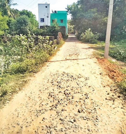 புதுச்சேரி ஏம்பலம் பாலாஜி நகரில் தார்சாலை அமைக்கப்படாமல் உள்ள சாலை.