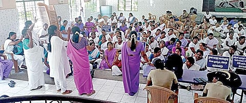 கிராம சுகாதார செவிலியர்களுக்கு பதவி உயர்வு, காலி பணியிடங்களை நிரப்புதல் உள்ளிட்ட பல்வேறு கோரிக்கைகளை வலியுறுத்தி அனைத்து சுகாதார தமிழ்நாடு செவிலியர்கள் சங்கத்தினர் சென்னை டிஎம்எஸ் வளாகத்தில் நேற்று போராட்டத்தில் ஈடுபட்டனர்.