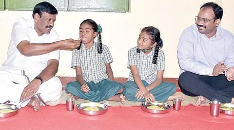 திருமுல்லைவாயல் பள்ளியில் நேற்று காலை உணவு திட்டத்தை தொடங்கி வைத்த அமைச்சர் சா.மு.நாசர் மாணவ - மாணவிகளுக்கு உணவு ஊட்டினார். இதில் ஆட்சியர் ஆல்பி ஜான் வர் கீஸ் உள்ளிட்டோர் பங்கேற்றனர்.