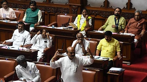கர்நாடக மாநில சட்ட மேலவையில் எதிர்க்கட்சிகள் எதிர்ப்பை மீறி மதமாற்ற தடை சட்ட மசோதா நிறைவேற்றம்