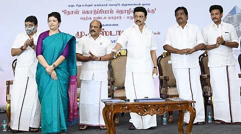மதுரையில் நேற்று நடைபெற்ற `தோள் கொடுப்போம் தொழில்களுக்கு' தென்மண்டல மாநாட்டில் பள்ளி புத்தாக்க மேம்பாட்டு திட்டத்தை தொடங்கிவைத்தார் முதல்வர் மு.க.ஸ்டாலின். உடன், அமைச்சர்கள் உள்ளிட்டோர்.