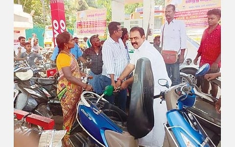 வலங்கைமானில் பெட்ரோல் பங்க்கில் பாதி விலைக்கு பெட்ரோல் போட்டுக் கொள்ள இருசக்கர வாகனங்களில் குவிந்த மக்கள்.