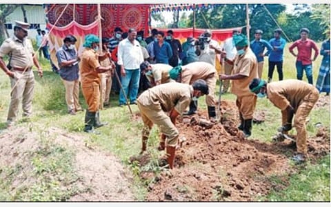 விக்கிரவாண்டியில் கடந்த ஓராண்டிற்கு முன்பு இறந்த ஓட்டுநர் ஜாபர் உடல் மறு பிரேத பரிசோதனைக்காக தோண்டி எடுக்கப்பட்டது. உள்படம்: ஜாபர்