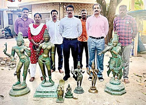 விழுப்புரம் அருகே கைவினைப் பொருட்கள் விற்பனை செய்யும் கடையில் சட்டவிரோதமாக விற்பனைக்கு வைத்திருந்த 7 பழங்கால வெண்கல சுவாமி சிலைகளை சிலை கடத்தல் தடுப்பு பிரிவு டிஜிபி ஜெயந்த் முரளி  தலைமையில் போலீஸார் பறிமுதல் செய்தனர்.