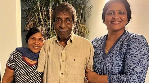 நடிகர் ஸ்ரீனிவாசனுடன் திரும்பியிருக்கும் நடிகை ஸ்மினு சிஜோ.