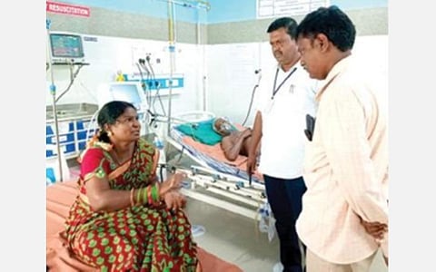 ராஜபாளையம் அரசு மருத்துவமனையில் சிகிச்சை பெறும் வருவாய் ஆய்வாளர் மலர்விழியிடம் விசாரணை செய்த மாவட்ட வழங்கல் அலுவலர் பால்துரை.