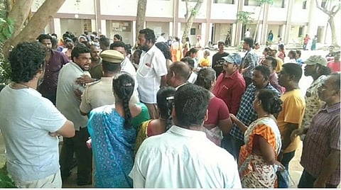 புதுச்சேரியில் உள்ள சுப்ரமணிய பாரதியார் அரசு மகளிர் மேல்நிலைப் பள்ளி, குருசுகுப்பம் அரசு மகளிர் பள்ளி மாணவிகள் மற்றும் பெற்றோரிடம் சமாதானத்தில் ஈடுபடும் போலீஸார்.