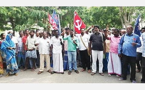 பழங்குடி இருளர் பழனியின் மரணத்துக்கு நீதி கேட்டு, திருவண்ணாமலை அரசு மருத்துவ கல்லூரி மருத்துவமனை அருகே நேற்று ஆர்ப்பாட்டத்தில் ஈடுபட்ட மார்க்சிஸ்ட் கம்யூனிஸ்ட் கட்சியினர்.