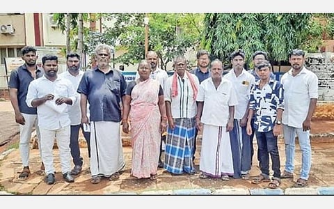 அரசு வழங்கிய வீட்டு மனையை மீட்டுத் தரக் கோரி  சிவகங்கை ஆட்சியர் அலுவலகத்துக்கு மனு கொடுக்க வந்த ஆதிதிராவிடர்கள்.