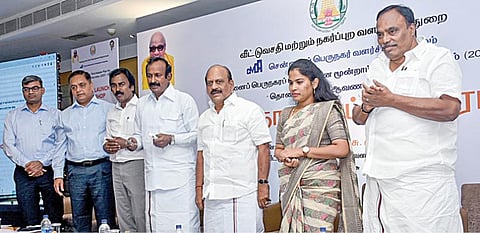 சென்னை பெருநகர வளர்ச்சிக் குழுமம், உலக வங்கியின் உதவியுடன் `சென்னை பெருநகர பகுதிக்கு 3-வது முழுமை திட்டத்துக்கான தொலைநோக்கு ஆவணம்' தயாரிப்பதற்கான பயிலரங்கத்தை அமைச்சர்கள் சு.முத்துசாமி, தா.மோ.அன்பரசன் ஆகியோர் தேனாம்பேட்டை, தனியார் ஹோட்டலில் நேற்று தொடங்கி வைத்தனர். சென்னை மாநகராட்சி மேயர் பிரியா, தாயகம் கவி எம்எல்ஏ, துறை செயலாளர் ஹிதேஷ் குமார் எஸ்.மக்வானா, சிஎம்டிஏ உறுப்பினர் செயலர் அன்சுல் மிஸ்ரா ஆகியோர் உடனிருந்தனர். படம்: பு.க.பிரவீன்