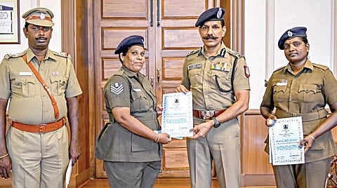 வேலூரில் பிரசவ வலியால் துடித்த ஆதரவற்ற பெண்ணுக்கு பிரசவம் பார்த்த தலைமை பெண் காவலர் இளவரசி, அவருக்கு உதவிய பெண் காவலர் சாந்தி, உதவி ஆய்வாளர் பத்மநாதன் ஆகியோரை டிஜிபி சைலேந்திரபாபு நேற்று நேரில் அழைத்து பாராட்டி சான்றிதழ் வழங்கினார்.