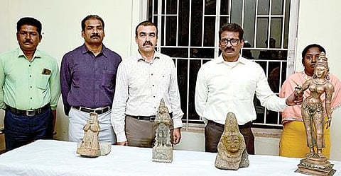 விழுப்புரத்தில் உள்ள தனியார் கலை பொருட்கள் விற்பனை கூடத்தில் பதுக்கி வைக்கப்பட்டிருந்த சிவகாமி அம்மன் உலோக சிலை, ஆஞ்சநேயர், நாகதேவதை, சிவன் கற்சிலைகளை, சிலை கடத்தல் தடுப்புப் பிரிவு போலீஸார் நேற்று மீட்டனர். சென்னை அசோக்நகர் சிலைப் பிரிவு தலைமையகத்தில் அவற்றை பார்வையிடும் டிஜிபி ஜெயந்த் முரளி, ஐ.ஜி தினகரன் தலைமையிலான தனிப்படை போலீஸார். படம்: பு.க.பிரவீன்