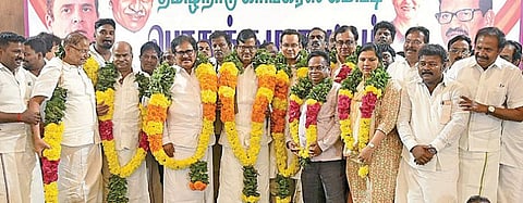 தமிழ்நாடு காங்கிரஸ் பொதுக்குழுக் கூட்டம் சென்னை வேப்பேரியில் உள்ள ஒய்எம்சிஏ அரங்கத்தில் நேற்று நடைபெற்றது. இக்கூட்டத்தில் மாநில தலைவர் கே.எஸ்.அழகிரி, தமிழ்நாடு காங்கிரஸ் கமிட்டி தேர்தல் அதிகாரி கவுரவ் கோகாய் எம்.பி. மேலிடப் பொறுப்பாளர் வல்லபிரசாத், முன்னாள் தலைவர்கள் கே.வீ.தங்கபாலு. திருநாவுக்கரசர், ஈவிகேஎஸ்.இளங்கோவன் மற்றும் கட்சி நிர்வாகிகள் கலந்து கொண்டனர். படம்: ம.பிரபு