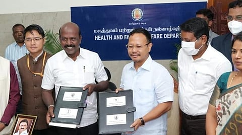 தமிழகம் - மேகாலயா இடையே மருத்துவ சிகிச்சை முறைகளைப் பகிர்ந்து கொள்வதற்கான புரிந்துணர்வு ஒப்பந்தம், சென்னை ஓமந்தூரார் அரசு பன்னோக்கு உயர் சிறப்பு மருத்துவமனையில் நேற்று கையெழுத்தானது. இதில் பங்கேற்ற தமிழக சுகாதாரத் துறை அமைச்சர் மா.சுப்பிரமணியன் மற்றும்  மேகாலயா மாநிலத்தின் சுகாதாரம் மற்றும் குடும்பநலத் துறை  அமைச்சர் ஜே.கே.சங்மா உள்ளிட்டோர்படம்: ம.பிரபு
