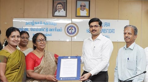 தமிழ்நாடு நகர்ப்புற வாழ்விட மேம்பாட்டு வாரிய மேலாண்மை இயக்குநர் கோவிந்த ராவ் முன்னிலையில் புரிந்துணர்வு ஒப்பந்தம் கையெழுத்து.