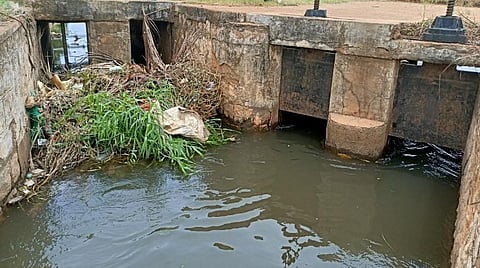 தந்தைப் பெரியார் கால்வாய்க்கான மதகுப்பகுதியை மேவி கிடக்கும் குப்பை கழிவுகள்.  | படம்: என்.கணேஷ்ராஜ்