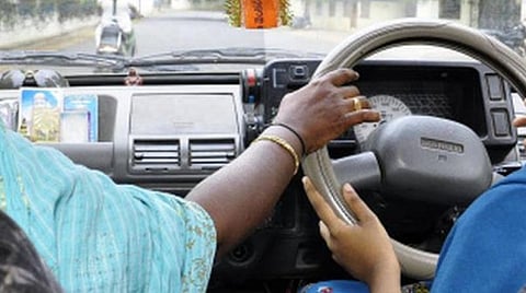 ஓட்டுநர் தேர்வில் பங்கேற்க முடியாமல் பயிற்சி பள்ளி மாணவர் அவதி