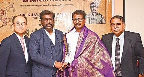 தமிழ் வர்த்தக சபையின் மாதாந்திர காலை உணவு கூட்டம் சென்னை அண்ணாசாலையில் உள்ள காஸ்மோபாலிட்டன் கிளப்பில் நேற்று காலை நடைபெற்றது. தமிழக காவல் துறையின் சிலை கடத்தல் தடுப்புப் பிரிவு டிஜிபி ஜெயந்த் முரளி தலைமை தாங்கினார். நிகழ்ச்சியில் தமிழ் வர்த்தக சபை தலைவர் சோழ நாச்சியார் ராஜசேகர், கொரியா வர்த்தக மையத்தின் முதலீட்டு ஊக்குவிப்பு நிறுவன இயக்குநர் ஜெனரல் ஜிஹ்வான் யூன் உட்பட பலர் கலந்துகொண்டனர். படம்: பு.க.பிரவீன்