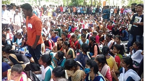 மயிலாடுதுறை அருகே மணல்மேடு பகுதியில், கூடுதல் பேருந்து வசதி கோரி சாலை மறியல் போராட்டத்தில் ஈடுபட்ட கல்லூரி மாணவர்கள்