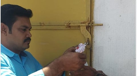 சம்பந்தப்பட்ட கடை சீலிடப்பட்டபோது...