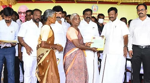சொக்காநல்லூரில் மக்கள் திட்ட முகாம் - 543 பேருக்கு ரூ.2.12 லட்சம் மதிப்பிலான உதவிகள் வழங்கினார் அமைச்சர்
