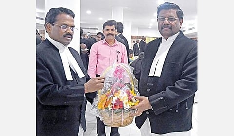சென்னை உயர் நீதிமன்ற பொறுப்பு தலைமை நீதிபதி எம்.துரைசாமி நேற்று பணி ஓய்வு பெற்ற நிலையில் பிரிவு உபசார விழா நடந்தது. இதில், அவருக்கு புதிய பொறுப்பு தலைமை நீதிபதியாக பதவியேற்கவுள்ள டி.ராஜா பூங்கொத்து கொடுத்து வாழ்த்து தெரிவித்தார். படம்: ம.பிரபு