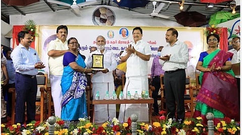 நவராத்திரி பண்டிகையை முன்னிட்டு, சென்னை குறளகத்தில் தமிழ்நாடு கதர் கிராமத் தொழில் வாரியம் சார்பில் கொலு பொம்மை, கலைநயமிக்க மண்பாண்டங்கள், பீங்கான் பொருட்களின் கண்காட்சி மற்றும் சிறுதானியங்கள் விற்பனையை அமைச்சர்கள் ஆர்.காந்தி, பி.கே.சேகர்பாபு ஆகியோர் நேற்று தொடங்கி வைத்தனர். உடன் பெருநகர சென்னை மாநகராட்சி துணை மேயர் மு.மகேஷ்குமார், கதர் துறை முதன்மைச் செயலர் தர்மேந்திர பிரதாப் யாதவ், தமிழ்நாடு கைவினைப் பொருட்கள் மேம்பாட்டுக் கழகத்தின் நிர்வாக இயக்குநர் வெ.ஷோபனா, கதர் கிராமத் தொழில் வாரியத்தின் தலைமைச் செயல் அலுவலர் பொ.சங்கர் உள்ளிட்டோர்
