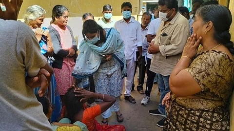 இறந்தவர்களின் குடும்பங்களுக்கு ஆறுதல் கூறும் மாவட்ட கலெக்டர்
