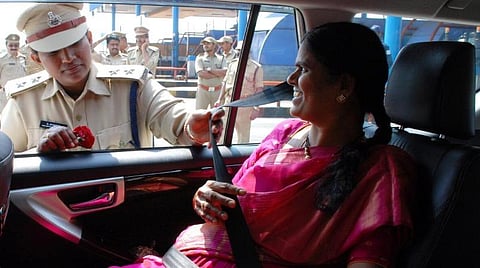 பின் இருக்கை சீட் பெல்ட்டுக்கும் அலாரம் கட்டாயம் வேண்டும் - மத்திய அரசு வரைவு விதிகள் வெளியீடு