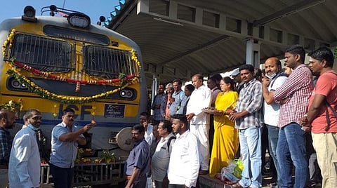 ஓசூர் - யஸ்வந்த்பூர் மெமு விரைவு சிறப்பு ரயில் 2 ஆண்டுகளுக்குப் பிறகு மீண்டும் இயக்கம்: பயணிகள் வரவேற்பு
