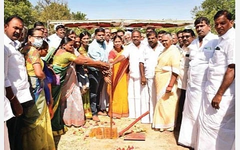 தருமபுரி அடுத்த அதியமான்கோட்டையில் நேற்று நடந்த அரசு விழாவில் மாவட்ட ஆட்சியர் சாந்தி, மக்களவை உறுப்பினர் செந்தில்குமார் உள்ளிட்டோர் பங்கேற்றனர்.