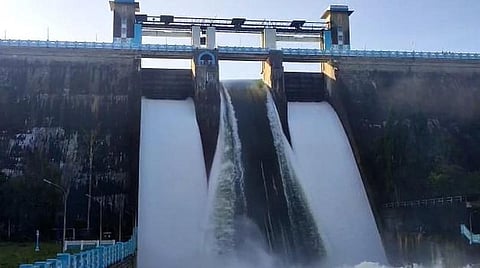 பரம்பிக்குளம் அணையிலிருந்து மதகுகள் வழயாக வெளியேறி சிறீப் பாய்ந்து செல்லும் தண்ணீர்.