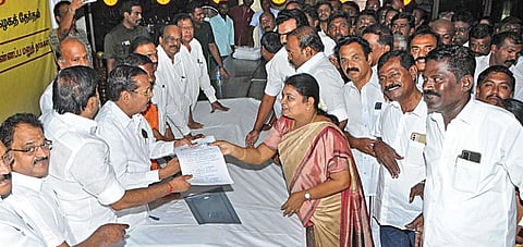 திமுக மாவட்டச் செயலாளர் தேர்தலுக்கான வேட்புமனு தாக்கல் சென்னை அண்ணா அறிவாலயத்தில் நேற்று தொடங்கியது. தூத்துக்குடி வடக்கு மாவட்டச் செயலாளர் பதவிக்கு போட்டியிடும் அமைச்சர் கீதா ஜீவன் தனது வேட்புமனுவை, துணைப் பொதுச் செயலாளர் ஆ.ராசா, முதன்மைச் செயலாளர் கே.என்.நேரு, அமைப்புச் செயலாளர் ஆர்.எஸ்.பாரதி ஆகியோரிடம் வழங்கினார். படம்: ம.பிரபு