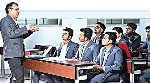‘அனுபவப் பேராசிரியர்க'ளால் யாருக்கு நன்மை?