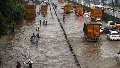 டெல்லியில் கனமழையால் சாலையில் தேங்கிய வெள்ளம்