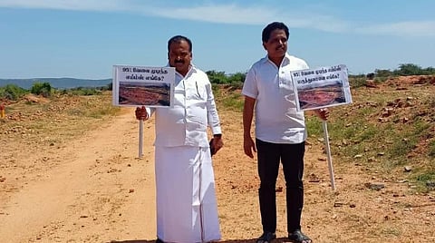 எம்.பி.க்கள் மாணிக்கம் தாக்கூர், சு.வெங்கடேன் (இடமிருந்து வலமாக)