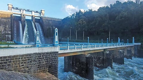 பரம்பிக்குளம் அணையில் சேதமடைந்த மதகு பகுதியில் புதிய ஷட்டர் அமைக்கும் பணி நவம்பர் முதல் வாரத்தில் முடியும்: கான்கிரீட்டுக்கு பதிலாக இரும்பாலான குறுக்கு தூண் அமைக்க முடிவு