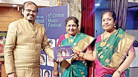 பெங்களூருவில் சமீபத்தில் நடந்த நிகழ்ச்சியில் ‘ஒரே நாடு, ஒரே இசை’ நூலை வெளியிட்ட நூலாசிரியர்கள் இந்துஸ்தானி பாடகர் பண்டிட் இமான் தாஸ், வயலின் கலைஞர்கள் எம்.லலிதா, எம்.நந்தினி.