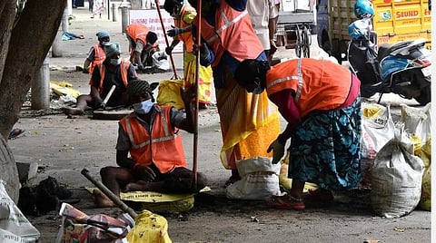சென்னையில் மழைநீர் வடிகால் தூர்வாரும் பணியை மேற்கொள்ளும் பணியாளர்கள்
