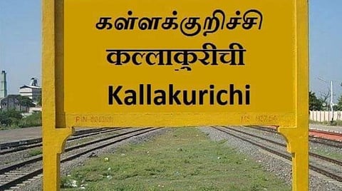 கல்வராயன்மலையில் சாராய பாக்கெட்டுடன் பள்ளிக்கு வந்த மாணவர்