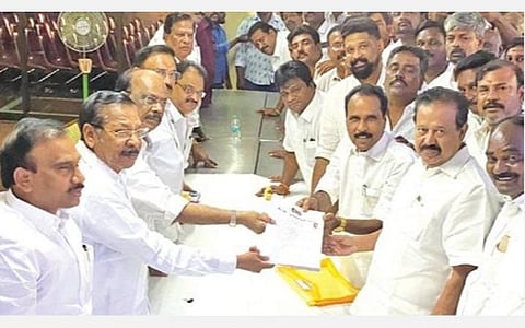 விழுப்புரம் மத்திய மாவட்ட செயலாளர் பதவிக்கு மாவட்ட செயலாளரான புகழேந்தி எம்எல்ஏ சென்னை அண்ணா அறிவாலயத்தில் வேட்புமனு தாக்கல் செய்கிறார். அருகில் அமைச்சர் பொன்முடி மற்றும் கவுதம சிகாமணி எம்பி உள்ளிட்டோர்.