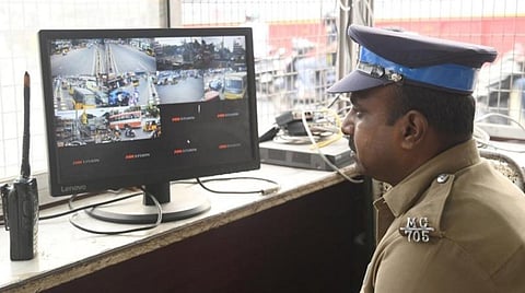 கோவையில் பெட்ரோல் குண்டு வீச்சு சம்பவம்: சிசிடிவி கேமராக்களை போலீஸார் ஆய்வு
