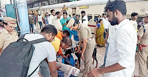 சென்னை சென்ட்ரல் ரயில் நிலையத்தில் மோப்ப நாய் உதவியுடன் பயணிகளின் உடமைகளை சோதனை செய்த ரயில்வே போலீஸார்.